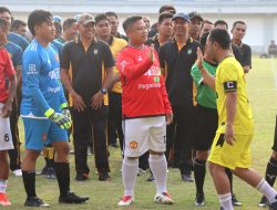 Adu Skill, AKBP Hendra Cetak 1 Gol di Laga Pembuka Fun Football Kapolres Cup 2025