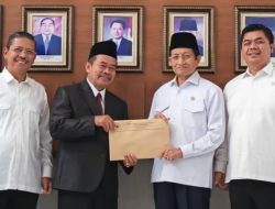 Resmi Beralih Status, Rektor Saiful Hadi Terima Dokumen Negara Perpres UIN Madura