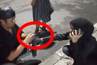 Korban menjerit kesakitan saat ditolong warga setempat usai dibegal 3 pelaku.