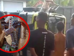 Rokok-rokok Bodong Pamekasan Tumpah dari Truk Terguling di Sampang