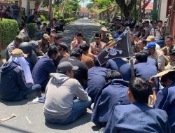 BEM UNIRA Bawa Bendera One Piece Jolly Roger saat Demo ke Bupati Pamekasan, Ternyata!