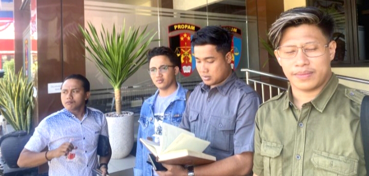 Aktivis Dear Jatim di Mapolda Jatim.