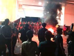 Gegara Kapolres Pamekasan Tak Mau Tanda Tangani Tuntutan Copot Kapolri, Massa HMI Bertahan dan Bakar Ban