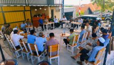 Wakil Bupati Pamekasan, H. Sukriyanto memimpin rapat serap aspirasi bersama soal pengelolaan Pasar Waru agar lebih tertata dan tidak menimbulkan kemacetan. Sabtu 6 September 2025.