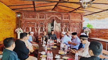 Aliansi Petani Tembakau Pamekasan (Lapan) bersama sejumlah organisasi Islam dan aktivis mahasiswa menggelar diskusi serius di Caffe Aisyah, Rabu (3/9/2025).