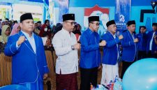 Bupati Pamekasan KH. Kholilurrahman dan Wakil Bupati H. Sukriyanto hadir kompak dalam peringatan Hari Ulang Tahun (HUT) ke-24 Partai Demokrat. Selasa (9/9/2025).