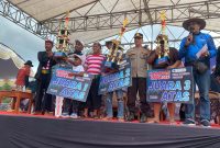 Para jawara pasangan sapi golongan atas saat menerima penghargaan. (Foto: Istimewa/Pamekasan Channel).