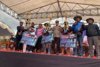 Para Juara golongan atas piala Karapan Sapi Tingkat kabupaten Pamekasan 2025 di lapangan Karapan Sapi Bhurunan, Desa Murtajih, Pademawu Pamekasan. Sabtu, 20 September 2025. (Foto. Idrus Ali/Pamekasan Channel).