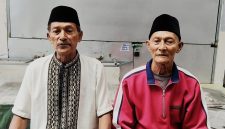 Utoyo Rahmad (kiri) salah satu ahli waris bersama Saudaranya Hasan saat memberikan klarifikasi.