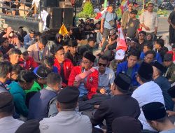 Dampak Demonstrasi Mahasiswa di DPRD Pamekasan, Sejumlah Karyawan Terpaksa Dipulangkan