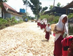 Akses Jalan Siswa Rusak, Warga di Desa Angsanah Pamekasan Perbaiki Secara Swadaya