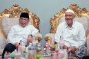 Ketua PBNU KH Yahya Cholil Staquf bersama KHR Muhammad Rofi’i Baidhowi pengasuh pesantren Al Hamidy, Banyuanyar, Pamekasan saat melakukan silaturahmi pada Selasa malam (23/9/2025).