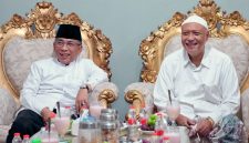 Ketua PBNU KH Yahya Cholil Staquf bersama KHR Muhammad Rofi’i Baidhowi pengasuh pesantren Al Hamidy, Banyuanyar, Pamekasan saat melakukan silaturahmi pada Selasa malam (23/9/2025).
