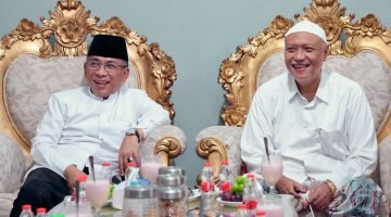 Ketua PBNU KH Yahya Cholil Staquf bersama KHR Muhammad Rofi’i Baidhowi pengasuh pesantren Al Hamidy, Banyuanyar, Pamekasan saat melakukan silaturahmi pada Selasa malam (23/9/2025).