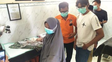 Mayat bayi dalam proses penanganan.