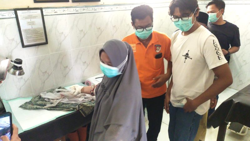 Mayat bayi dalam proses penanganan.