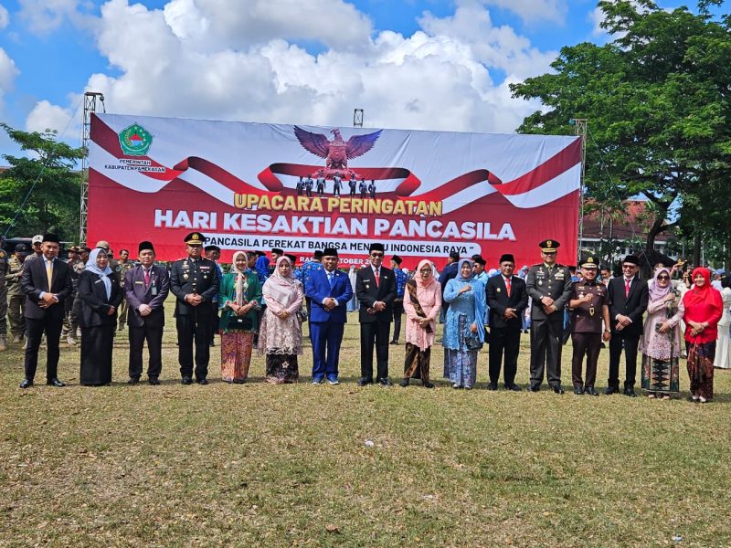 Foto bersama usai pelaksanaan upacara Hari Kesaktian Pancasila di Lapangan Nagara Bhakti Mandhapa Aghung Ronggosukowati Pamekasan, Rabu (1/10/2025). 