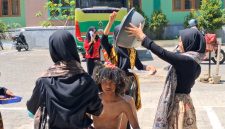 Pertunjukan drama teatrikal Teater Fataria UIN Madura di Hari Batik Nasional 2025.