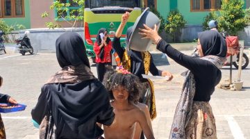 Pertunjukan drama teatrikal Teater Fataria UIN Madura di Hari Batik Nasional 2025.