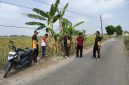 Polisi saat mendatangi lokasi penemuan bayi yang masih hidup di pinggir Jalan Desa Gro'om, sekitar pukul 21.00 WIB, Kamis (2/10/2025). 