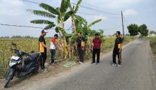Polisi saat mendatangi lokasi penemuan bayi yang masih hidup di pinggir Jalan Desa Gro'om, sekitar pukul 21.00 WIB, Kamis (2/10/2025). 