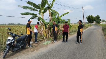Polisi saat mendatangi lokasi penemuan bayi yang masih hidup di pinggir Jalan Desa Gro'om, sekitar pukul 21.00 WIB, Kamis (2/10/2025). 