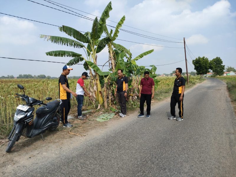 Polisi saat mendatangi lokasi penemuan bayi yang masih hidup di pinggir Jalan Desa Gro'om, sekitar pukul 21.00 WIB, Kamis (2/10/2025). 