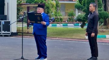 Ismail Wakil ketua  DPRD Pamekasan Ismail saat memimpin pembacaan naskah Ikrar dalam upacara peringatan Hari Kesaktian Pancasila 2025 di Lapangan Nagara Bhakti Pendopo Ronggosukowati Pamekasan. Rabu, 1 Oktober 2025.