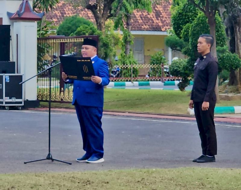 Ismail Wakil ketua  DPRD Pamekasan Ismail saat memimpin pembacaan naskah Ikrar dalam upacara peringatan Hari Kesaktian Pancasila 2025 di Lapangan Nagara Bhakti Pendopo Ronggosukowati Pamekasan. Rabu, 1 Oktober 2025.