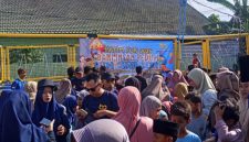 Suasana di lokasi Pamekasan saat anak yatim difasilitasi wahana permainan gratis.