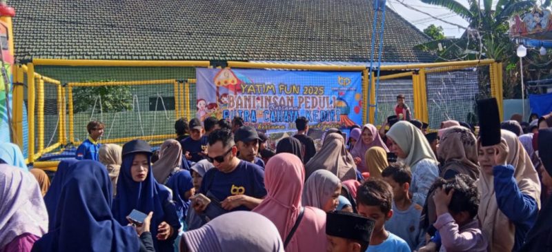 Suasana di lokasi Pamekasan saat anak yatim difasilitasi wahana permainan gratis.