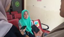 Ibu korban Bullying SMPN 2 Pademawu Pamekasan Linda saat diwawancarai awak media.