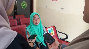 Ibu korban Bullying SMPN 2 Pademawu Pamekasan Linda saat diwawancarai awak media.