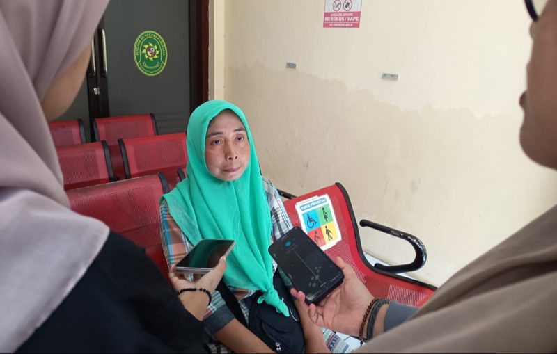 Ibu korban Bullying SMPN 2 Pademawu Pamekasan Linda saat diwawancarai awak media.