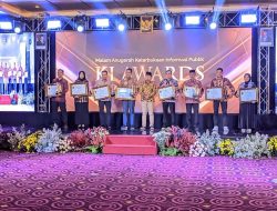 Bupati Pamekasan Terima Penghargaan KI Awards Jawa Timur 2025