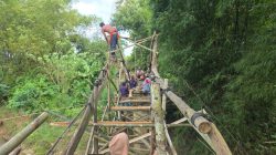 Warga Palengaan Pamekasan Swadaya Perbaiki Jembatan Pakai Bambu