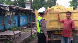 Polisi Pamekasan Tegur Sopir Dump Truk, Gegara Muatan Galian C Tak Ditutup Terpal