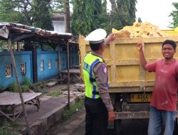 Polisi Pamekasan Tegur Sopir Dump Truk, Gegara Muatan Galian C Tak Ditutup Terpal