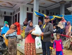 Ketua DPRD Pamekasan Salurkan Bansos untuk Korban Longsor