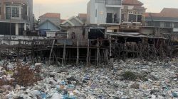 Miris, Anak-anak Bermain di Tumpukan Sampah Branta Pesisir Pamekasan, Orang Tua Khawatir