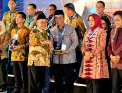 Bupati Pamekasan Terima Penghargaan dari Mendikdasmen RI