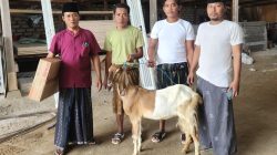 Toko Bangunan Haka Material di Pamekasan Berikan Hadiah Hewan Kurban untuk Pelanggannya