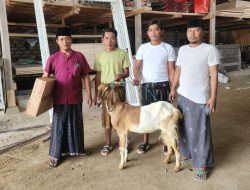 Toko Bangunan Haka Material di Pamekasan Berikan Hadiah Hewan Kurban untuk Pelanggannya