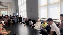 Didampingi Pengasuh Al-Hamidy Banyuanyar dan Al-Amien, H Her Lakukan Pembelian Tembakau Perdana