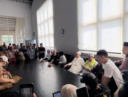 Didampingi Pengasuh Al-Hamidy Banyuanyar dan Al-Amien, H Her Lakukan Pembelian Tembakau Perdana