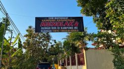 Warga Kampung Kadungdung Pamekasan Bentangkan Spanduk Menolak Rumah Kos Dibuat Asusila
