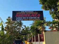 Warga Kampung Kadungdung Pamekasan Bentangkan Spanduk Menolak Rumah Kos Dibuat Asusila