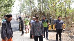 Kunjungi Perbaikan Jalan Swadaya, Bupati Pamekasan Sumbang  Pakai Uang Pribadi
