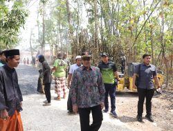 Kunjungi Perbaikan Jalan Swadaya, Bupati Pamekasan Sumbang  Pakai Uang Pribadi