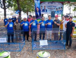 Partai Demokrat Pamekasan Serahkan Bantuan Tempat Sampah untuk Pengelola Wisata Jumiang